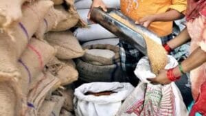 सितंबर माह में एपीएल राशन कार्ड धारकों के चावल और आटा के कोटे में कोई कटौती नहीं की हुई है.