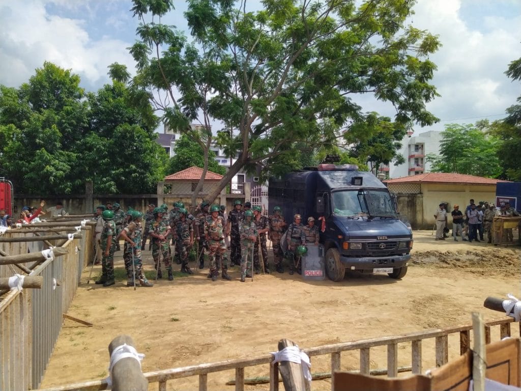 JSSC Paper Leak: परीक्षा रद्द करने की मांग: छात्रों की समस्या और समाधान