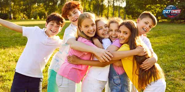 बच्चों को शिक्षाप्रद खिलौने, जैसे पजल्स, बिल्डिंग ब्लॉक्स या साइंस किट्स गिफ्ट करें।