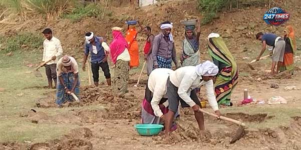 हजारीबाग में मनरेगा योजनाओं की धीमी प्रगति: 1.85 लाख मजदूरों में केवल 10% को ही मिला काम, मजदूरों का पलायन जारी
