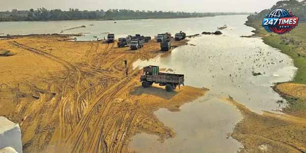 बालू और गिट्टी लदी गाड़ियों में ओवरलोडिंग की समस्या भी जाम का एक प्रमुख कारण थी।