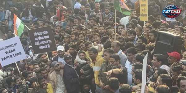 बीपीएससी के री-एग्जाम की मांग को लेकर प्रशांत किशोर ने भी पटना के गांधी मैदान में धरना दिया है।