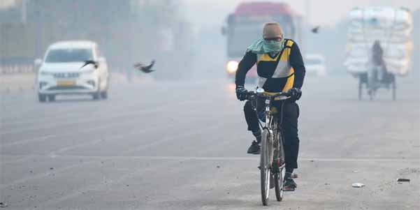 वर्तमान मौसम में घना कोहरा और बारिश यात्रियों के लिए बड़ी चुनौती बन गया है।