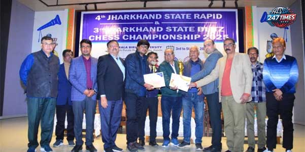 समारोह में हजारीबाग जिला शतरंज संघ के अध्यक्ष विजय कुमार सिंह ने मुख्य अतिथि के रूप में विजेताओं को सम्मानित किया।