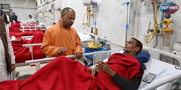 महाकुंभ हादसा: घायलों से मिले CM योगी आदित्यनाथ, कहा- घबराना मत, सब ठीक हो जाएगा