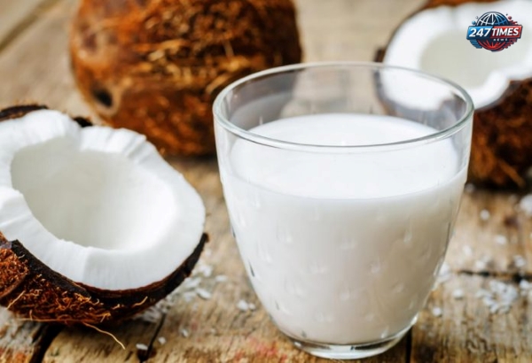 इन 5 कारणों से नाश्ते में जरूर पीना चाहिए नारियल का दूध (Coconut Milk), फायदे जानकर हैरान रह जाएंगे!